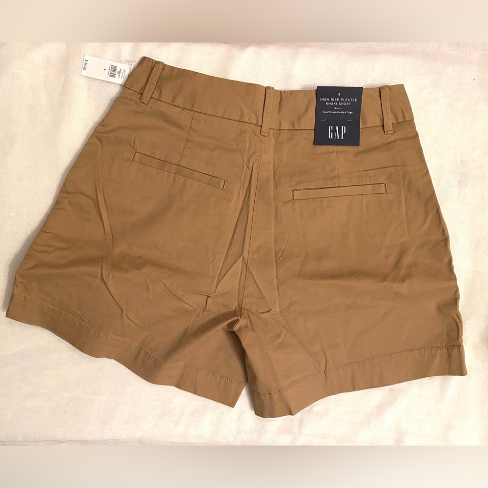 GAP Women's Pleated Khaki Mojave High Rise Shorts | Pockets front and back - Picture 2 of 10